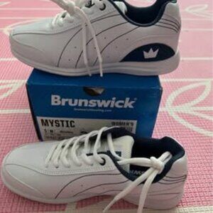 Brunswick women’s mystic bowling shoes size 5. New with box.